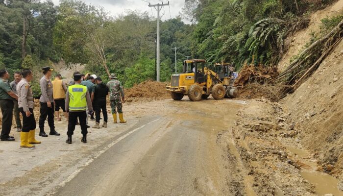 Jalan Lintas Tarutung -Tapsel Tertutup Tanah Longsor
