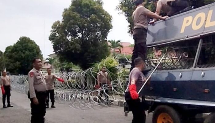 Polres P.Siantar Pasang Barikade Kawat Berduri Di DPRD