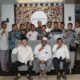 Keluarga Besar Ponpes Sulaimaniyah Cabang Sumatera dan para wali, abi/ustadz, asal Aceh foto bersama usai bukber di Grand Hotel Permata Hati, Kawasan Ulee Lheu, Banda Aceh, Jumat (28/03/25). (Waspada/Ist).
