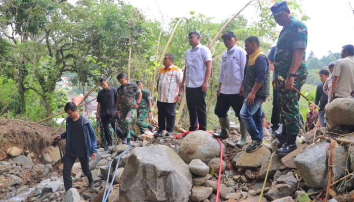 Bupati Simalungun Dampingi Gubsu Tinjau Lokasi Banjir Di Parapat