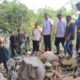 Gubsu dan Bupati Simalungun saat meninjau titik sumber banjir Parapat, Jumat (28/3).(Waspada/ist).