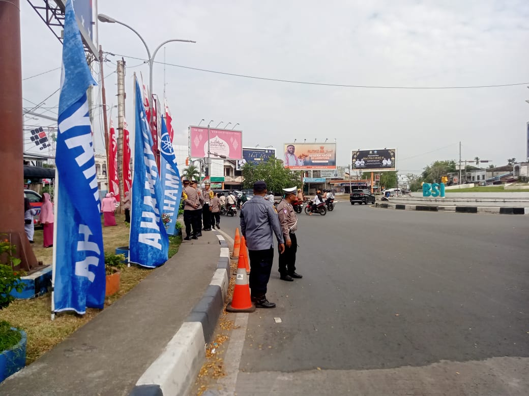 Salah seorang petugas dari Dinas Perhubungan Aceh Besar yang didampingi personel kepolisian sedang berjaga di salah satu titik pos mudik lebaran yang ada di Aceh Besar. (Waspada/Zafrullah)
