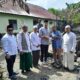 Wakil Bupati Achmad Fauzan Nasution bersama Pimpinan Baznas Palas berikan bantuan kepada keluarga korban kebakaran yang rumahnya ludes terbakar di Desa Sibuhuan Julu. (Waspada/Ist)