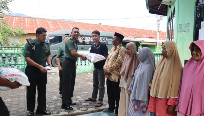 Dandim 0108/Agara Serahkan Zakat Fitrah Pada Masyarakat Kurang Mampu