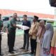 Dandim 0108/Agara Letkol Czi Arya Murdyantoro, S.T. saat menyerahkan bantuan beras. Waspada/Seh Muhammad Amin