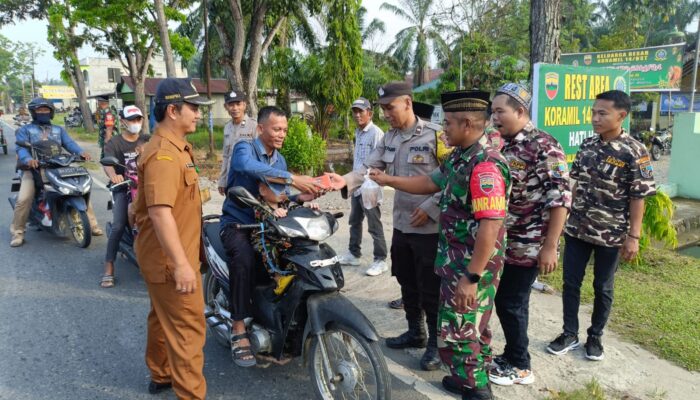 Di Penghujung Ramadhan, Danramil Besitang Bagikan Takjil Ke Pengendara Di Jalinsum