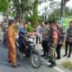 PERSONEL Koramil 14/Besitang bagikan takjil kepada para pengendara yang melintas di Jalinsum Medan-Aceh depan Makoramil. Waspada/Asrirrais