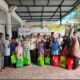 Para penerima bantuan foto bersama dengan panitia usai penyerahan Kado Ramadan (Waspada/Ibnu Sa'dan).
