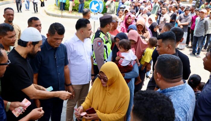 Sambut Idul Fitri, Gubernur Mualem Beri Santunan Meugang Fakir Miskin