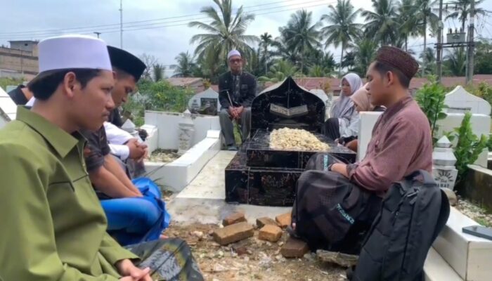 Sejumlah Santri Ziarahi Makam Merah Sakti