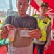 Salah seorang pengemudi angkot saat melakukan tes urine di Pos Pelayanan Tol Sinaksak, Minggu (30/3).(Waspada/ist).