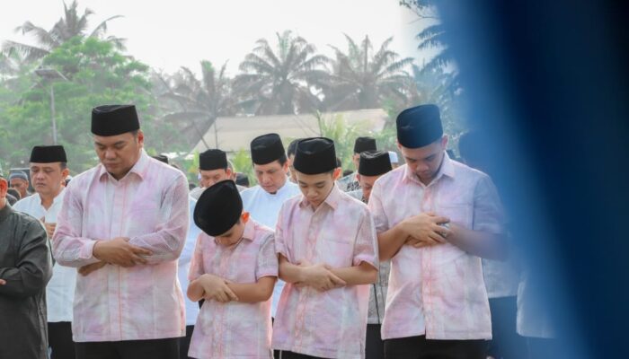 Bupati Asri Ludin Tambunan Salat Idul Fitri Bersama Ratusan Warga Desa Saentis