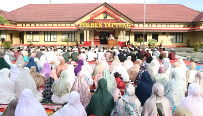 Polisi Dan Masyarakat Gelar Salat Idul Fitri Di Lapangan Mako Polres Tapanuli Tengah