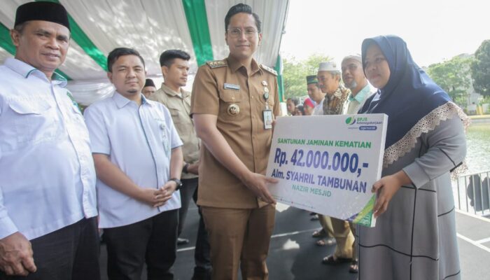 Rico Waas Serahkan Dana Jasa Pelayanan kepada 13.673 Pelayan Masyarakat