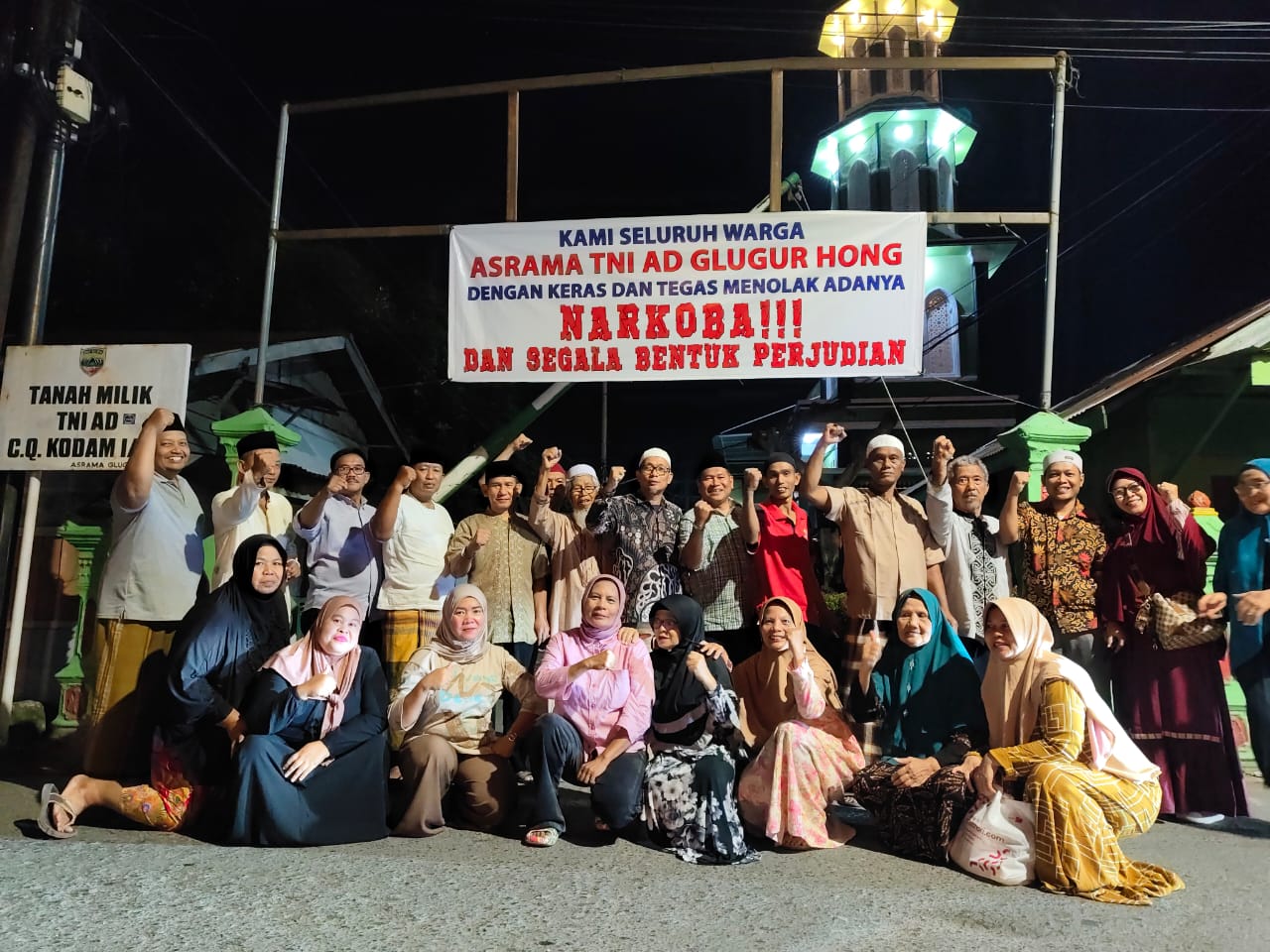 PARA warga Asrama TNI AD Glugur Hong Kelurahan Sidorame Barat I Kecamatan Medan Perjuangan foto bersama siap menjadikan asrama bersih dari Narkoba dan judi. Waspada/Andi Aria Tirtayasa