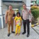 STAF dari pihak rumah sakit dan kepolisian berfoto bersama sang anak yang ditinggalkan pria tanpa identitas yang meninggal dunia di RSUD Dr Pirngadi Medan, Senin (3/3). Waspada/ist