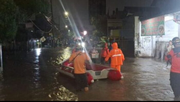 Banjir Bekasi Rendam Mobil, Tangerang Ribuan Rumah