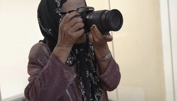 Nenek 90 Tahun Berkamera DSLR Jadi Viral, Dihadiahi Lensa Baru