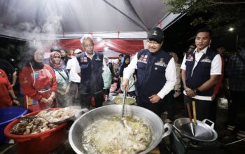Serahkan Bantuan Rp561 Juta, Mensos dan Wamensos ikut Siapkan Makan Sahur Korban Banjir Bekasi