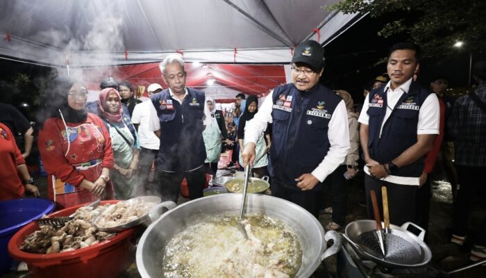Serahkan Bantuan Rp561 Juta, Mensos dan Wamensos ikut Siapkan Makan Sahur Korban Banjir Bekasi
