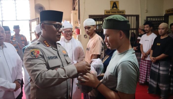 Kapolrestabes Medan Bagi-bagi Takjil Kepada Para Tahanan