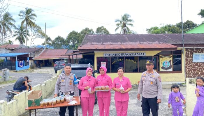 Polsek Sukaramai Berbagi Takjil Buka Puasa Kepada Masyarakat