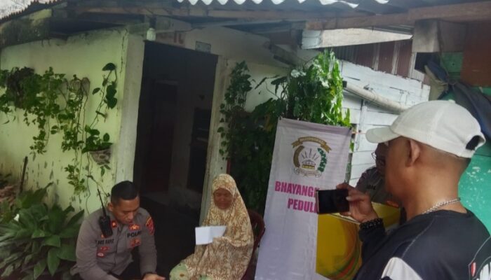Kapolsek Bersama Bhayangkari Medan Timur Santuni Warga Kurang Mampu