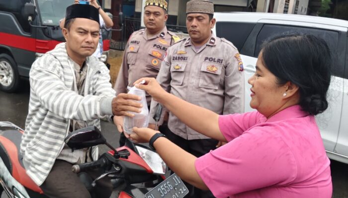 Kapolres Pakpak Bharat Dan Bhayangkari Berbagi Takjil Kepada Masyarakat