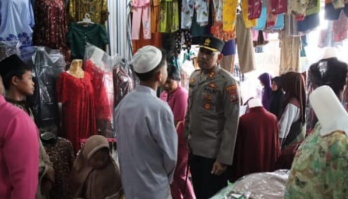 Kapolres Pakpak Bharat Dan Bhayangkari Ajak Anak-anak Panti Asuhan Belanja Baju Lebaran