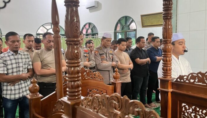 Shalat Ghaib Di Masjid Nurul Falah Mendoakan Prajurit Bhayangkara Yang Gugur Di Lampung