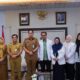 KETUA Ikatan Dokter Anak Indonesia (IDAI) Cabang Sumatera Utara, dr. Rizky Adriansyah, M.Ked(Ped), Sp.A (K), bersama jajaran bersilaturahmi dengan Walikota Medan, Rico Tri Bayu Waas, Senin (24/3). Waspada/Ist