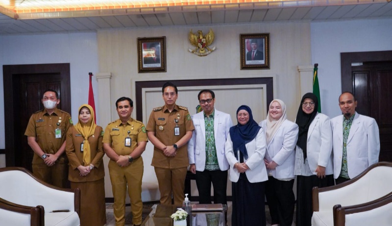 KETUA Ikatan Dokter Anak Indonesia (IDAI) Cabang Sumatera Utara, dr. Rizky Adriansyah, M.Ked(Ped), Sp.A (K), bersama jajaran bersilaturahmi dengan Walikota Medan, Rico Tri Bayu Waas, Senin (24/3). Waspada/Ist