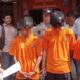KAPOLSEK Medan Area AKP Dwi Himawan Chandra disaksikan Kanit Reskrim Iptu Poltak M Tambunan menginterogasi salah seorang tawuran sebelum dijebloskan ke dalam sel, Senin (24/3). Waspada/Andi Aria Tirtayasa