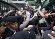 Polwan Maki Mahasiswa Saat Halau Demo Di Depan Gedung DPRD