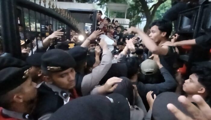 Polwan Maki Mahasiswa Saat Halau Demo Di Depan Gedung DPRD