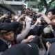 Polwan Maki Mahasiswa Saat Halau Demo Di Depan Gedung DPRD