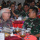 TOKOH masyarakat Tionghoa Sumatera Utara Indra Wahidin (kiri) berbincang dengan Panglima Komando Daerah Militer I Bukit Barisan (Pangdam I/BB) Mayjen TNI Rio Firdianto pada kegiatan buka puasa bersama dengan BEM, Organisasi Mahasiswa, Organisasi Pemuda, Tokoh Masyarakat, Tokoh Pemuda, Tokoh Agama dan Insan Media se- Sumatera Utara di gedung Balai Prajurit, Makodam I/BB, Jum'at (14/3). Waspada/Ist