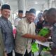 Ketua ICMI Aceh Dr. Taqwaddin sedang memberikan santunan kepada kaum dhuafa di Kecamatan Tiro Trusep, Kabupaten Pidie , Minggu (23/03/25).(Waspada/Ist).