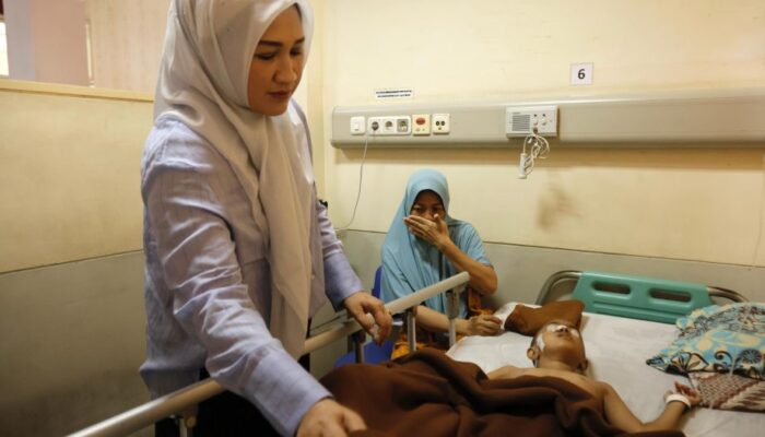 Marlina Muzakir Kunjungi Bocah Penderita Tumor Ganas