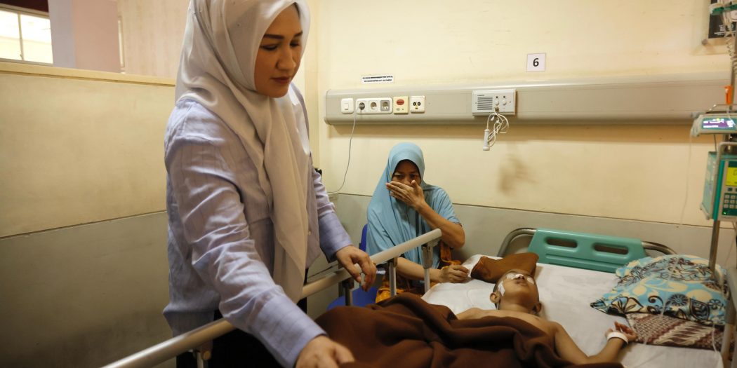 Ketua TP-PKK Aceh, Ny. Marlina Muzakir, saat menjenguk Jelita Sinaro, pasien anak penderita tumor ganas asal Desa Padang Hilir, Kecamatan Susoh, Abdya, yang sedang dirawat di RSUDZA Banda Aceh, Minggu, (23/3). (Waspada/Zafrullah)