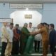 Tim Safari Ramadhan Pemkab Simalungun, saat menyerahkan bingkisan berupa 2 lembar sajadah kepada BKM Masjid Al Hidayah Nagori Tongah. Waspada/Ist
