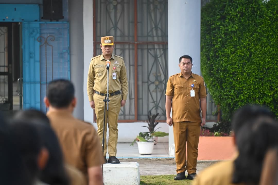 BUPATI Oloan Paniaran Nababan tampil sebagai pembina Apel di Komplek Perkantoran Tano Tubu. Waspada/Ist