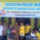 Pemdes Ara Keude menyerahkan paket sembako kepada masyarakat desanya secara simbolis, Senin (24/3). Waspada,/Muji Burrahman