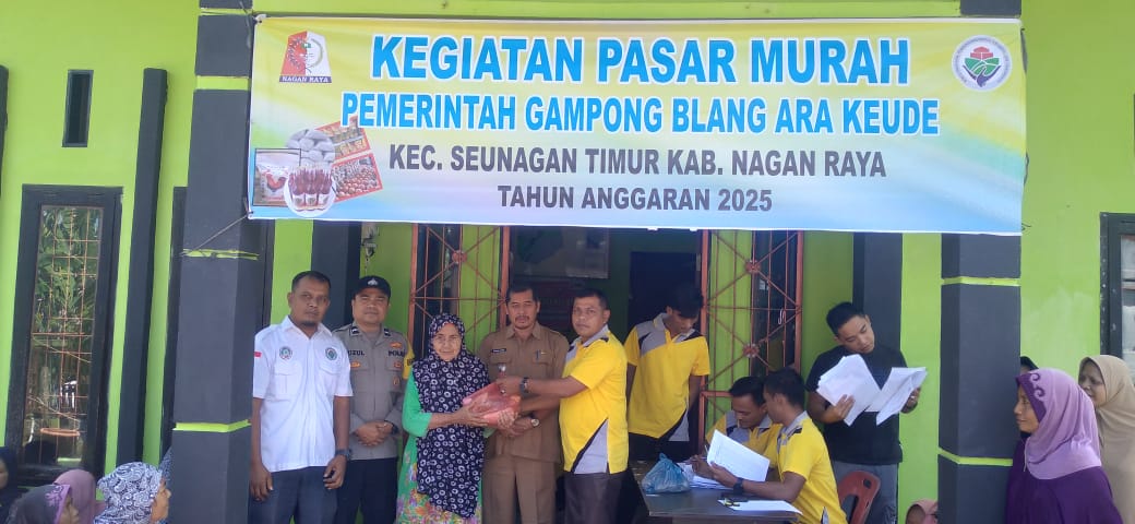 Pemdes Ara Keude menyerahkan paket sembako kepada masyarakat desanya secara simbolis, Senin (24/3). Waspada,/Muji Burrahman