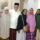 TAMPAK wajah gembira Bintang foto bersama ibu-ibu penerima santunan dan istri, Hj. Mariani Harahap (kanan). (Waspada/Ist)