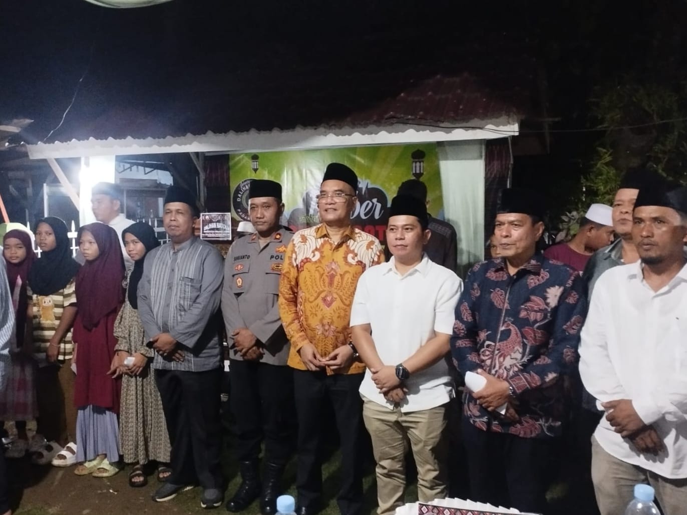 Ketua Komisi VIII DPR RI, Marwan Dasopang dan Bupati Palas Putra Mahkota buka puasa bersama dengan Pengurus Parsadaan Dalihan Natolu. (Waspada/Ist)