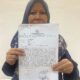 SRI Lisnani korban penipuan Rp 10 M yang diduga dilakukan oleh oknum guru dan suaminya memperlihatkan surat laporan pengaduan dari Polrestabes Medan karena sudah setengah tahun kasus yang dilaporkannya belum ada penetapan tersangkanya. Waspada/Andi Aria Tirtayasa