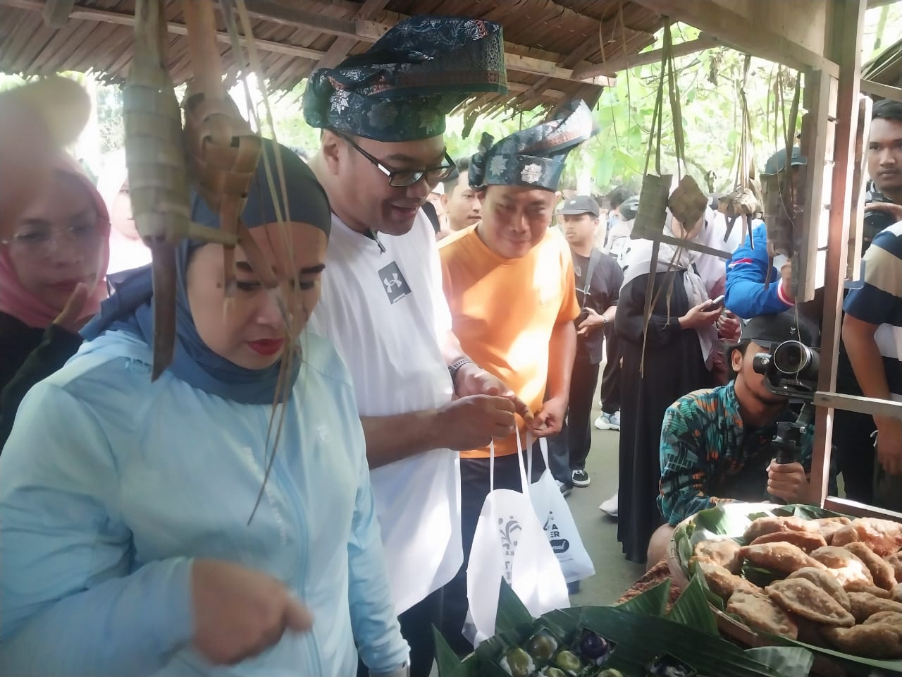 Gowes Ke Pasar Kamu Pantai Labu, Bupati dan Wabup Deliserdang Disambut Ribuan Pengunjung