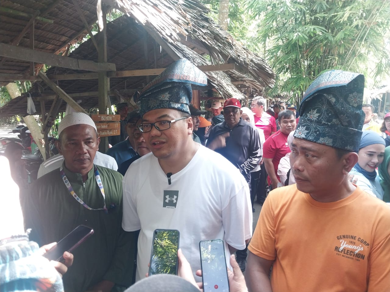 Gowes Ke Pasar Kamu Pantai Labu, Bupati dan Wabup Deliserdang Disambut Ribuan Pengunjung