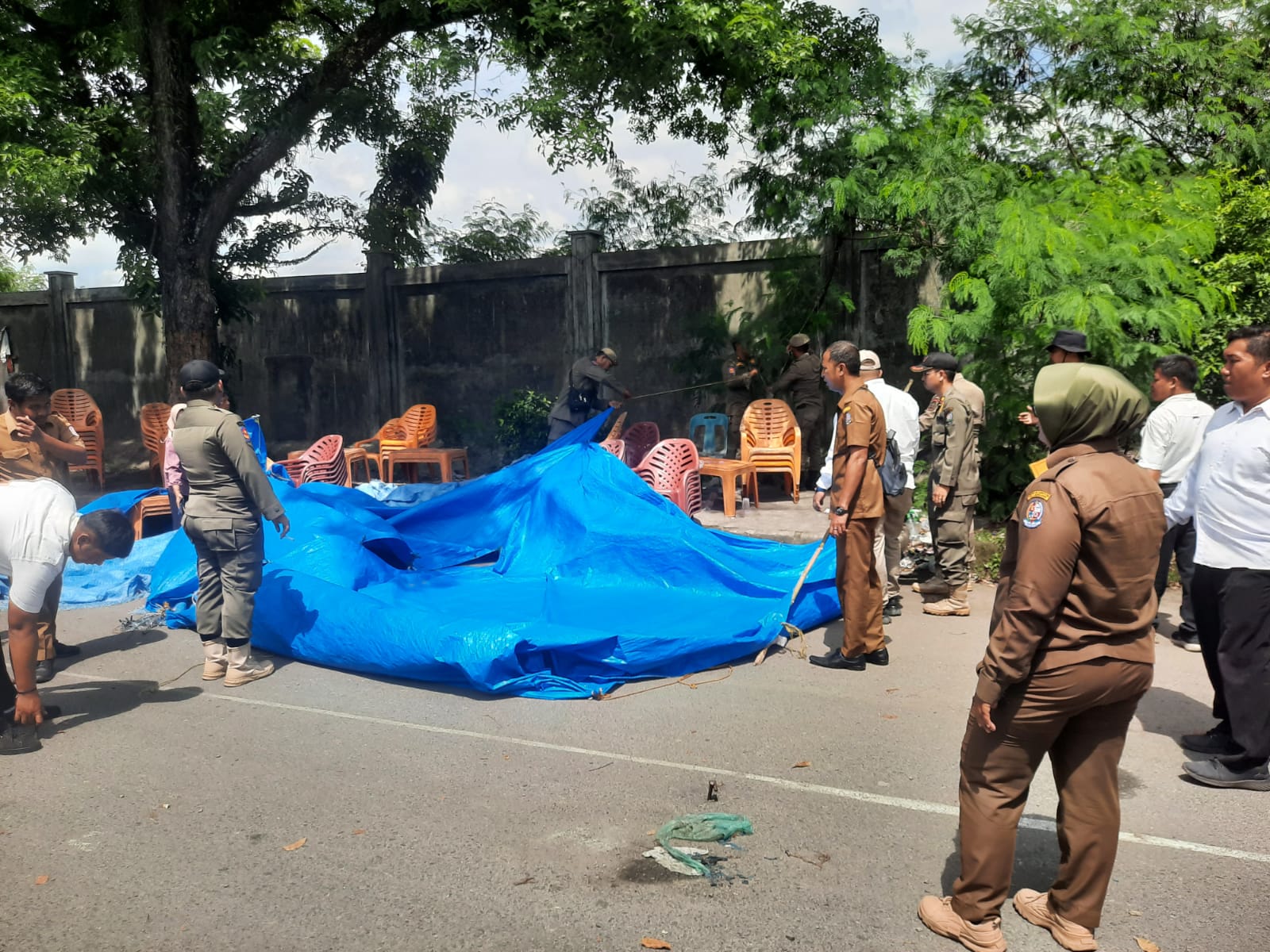 Satpol PP Deliserdang Tertibkan PKL Sekitar Gedung Astaka, Medan Estate